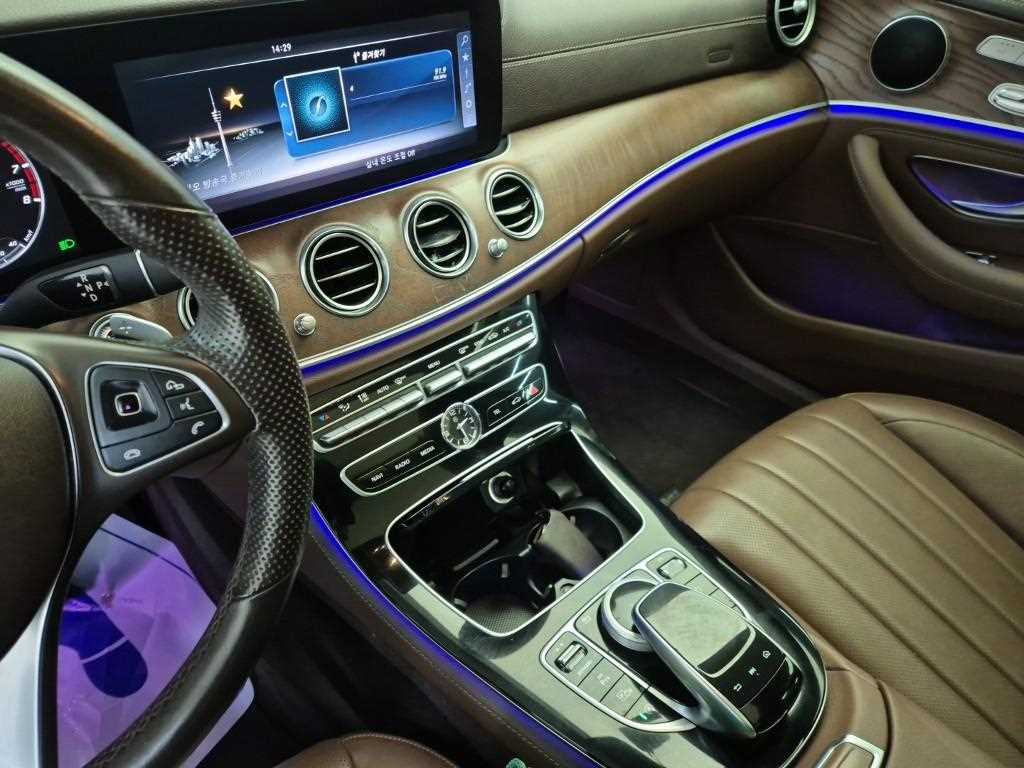 [벤츠] E-클래스 W213 E300e 4MATIC 익스클루시브 - 이미지 10