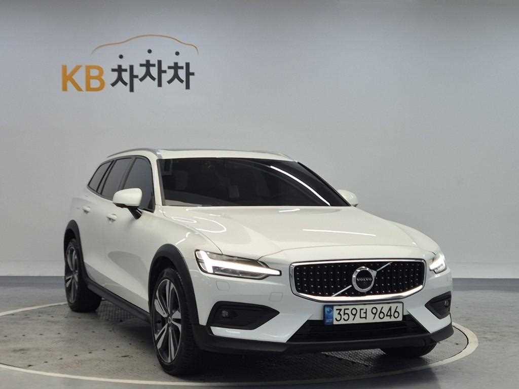 [볼보] V60 크로스 컨트리 2세대 2.0 B5 프로 AWD - 이미지 4