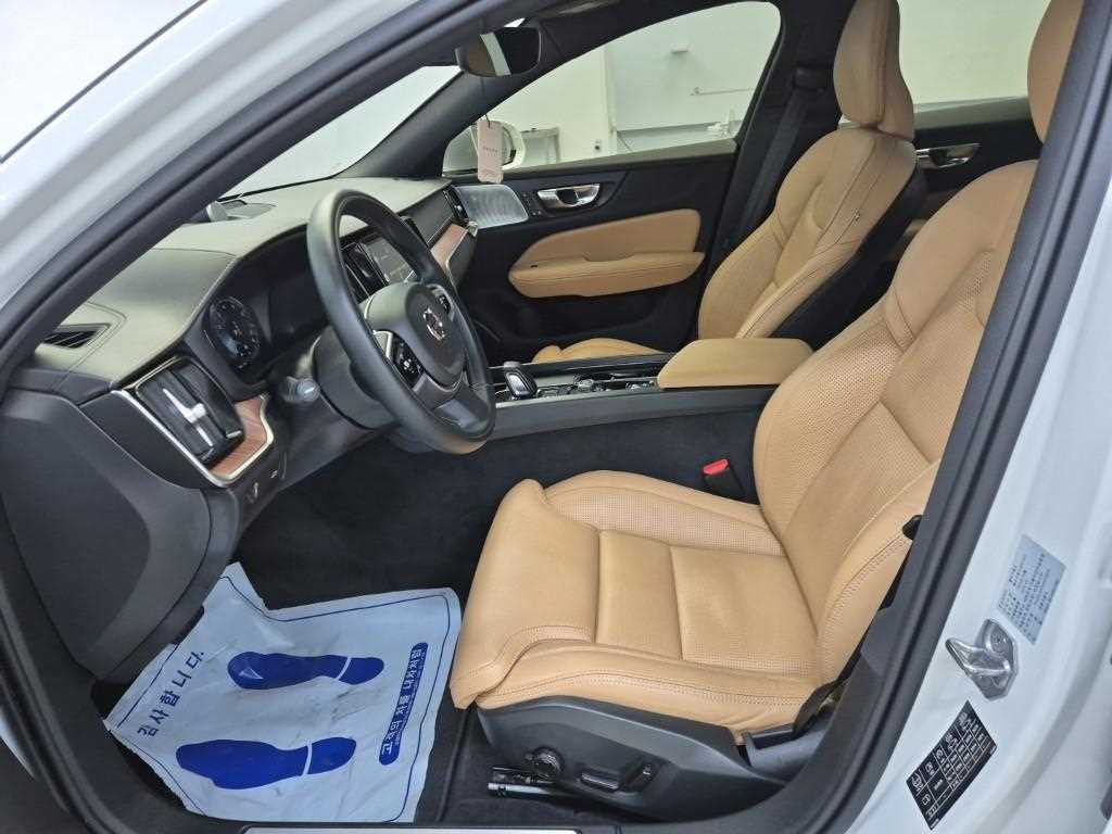 [볼보] V60 크로스 컨트리 2세대 2.0 B5 프로 AWD - 이미지 11