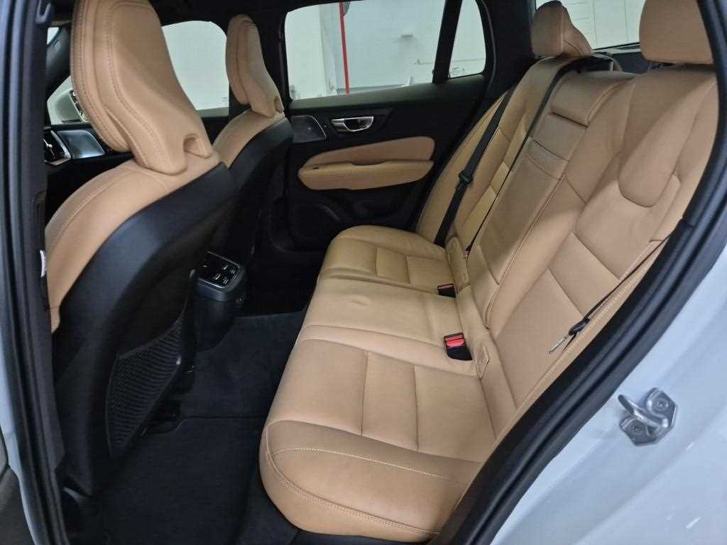 [볼보] V60 크로스 컨트리 2세대 2.0 B5 프로 AWD - 이미지 12