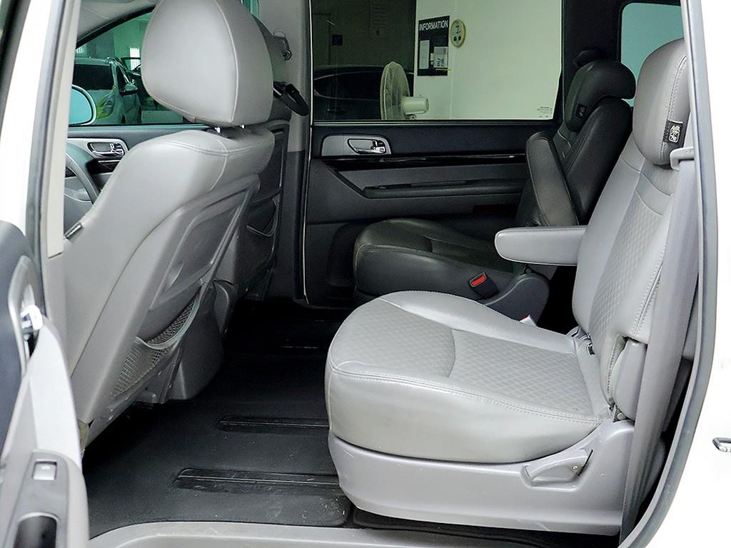 [KG모빌리티(쌍용)] 코란도투리스모 4WD TX 9인승 - 이미지 12