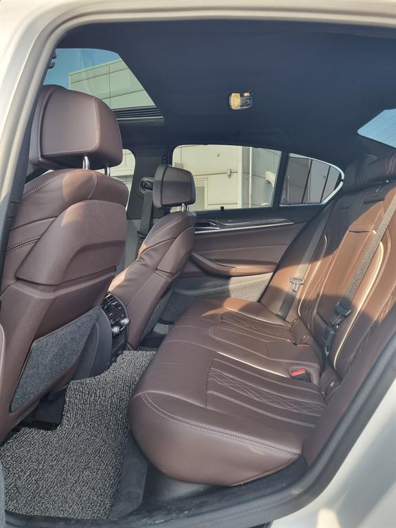 [BMW] 5시리즈 (G30) 520d xDrive M 스포츠 플러스 - 이미지 15