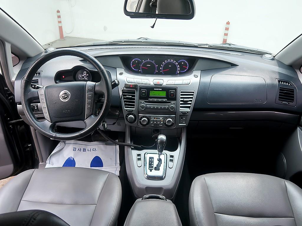 [KG모빌리티(쌍용) ] 코란도투리스모 4WD LT 9인승 - 이미지 5