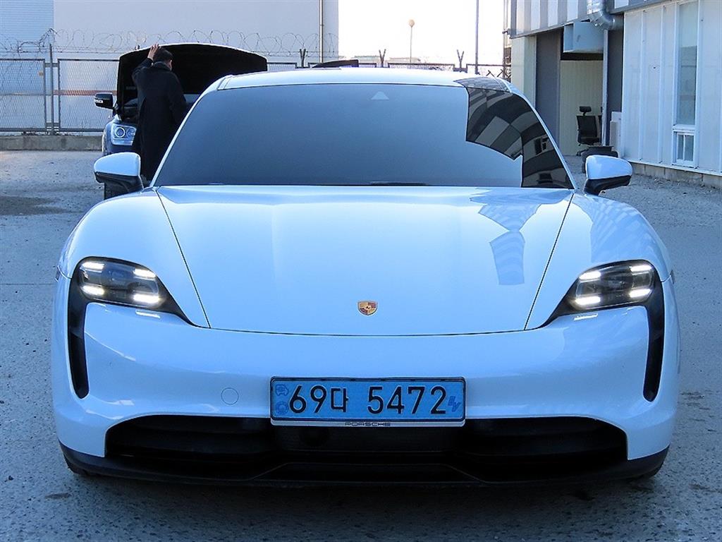 포르쉐 타이칸 EV - 이미지 2