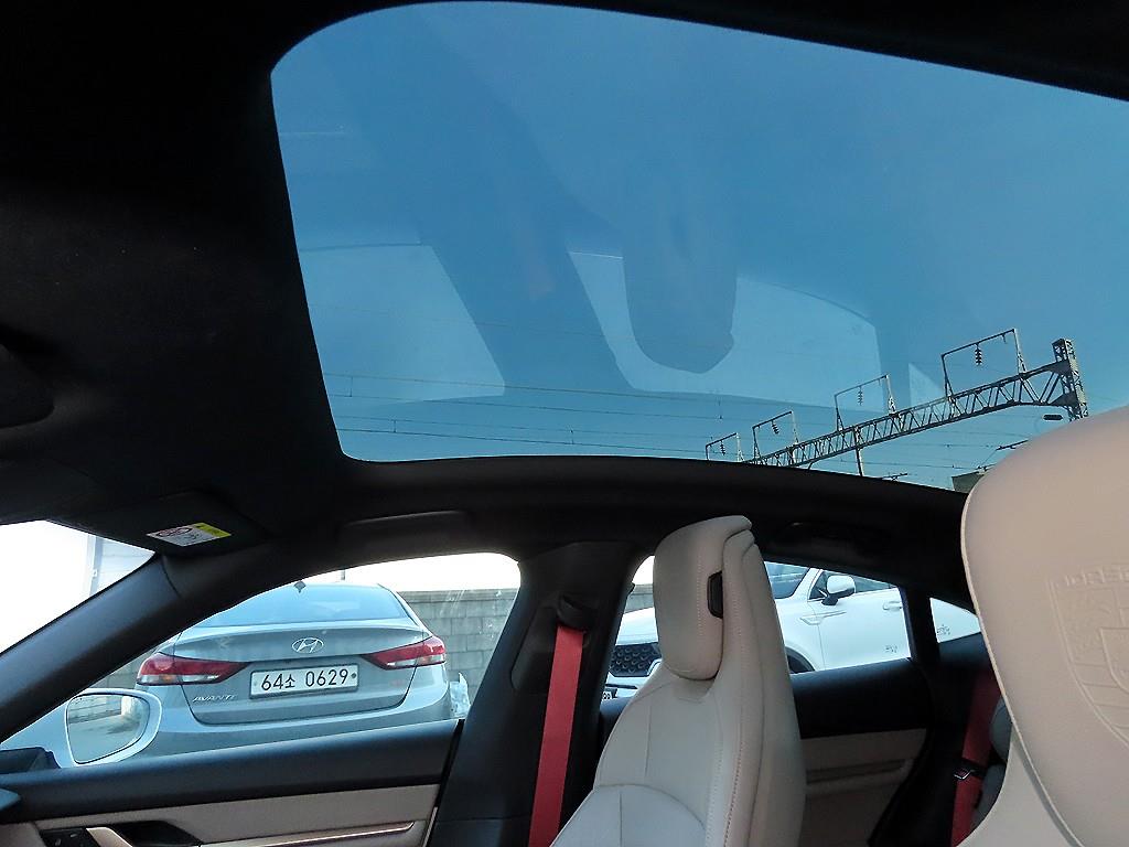 포르쉐 타이칸 EV - 이미지 8