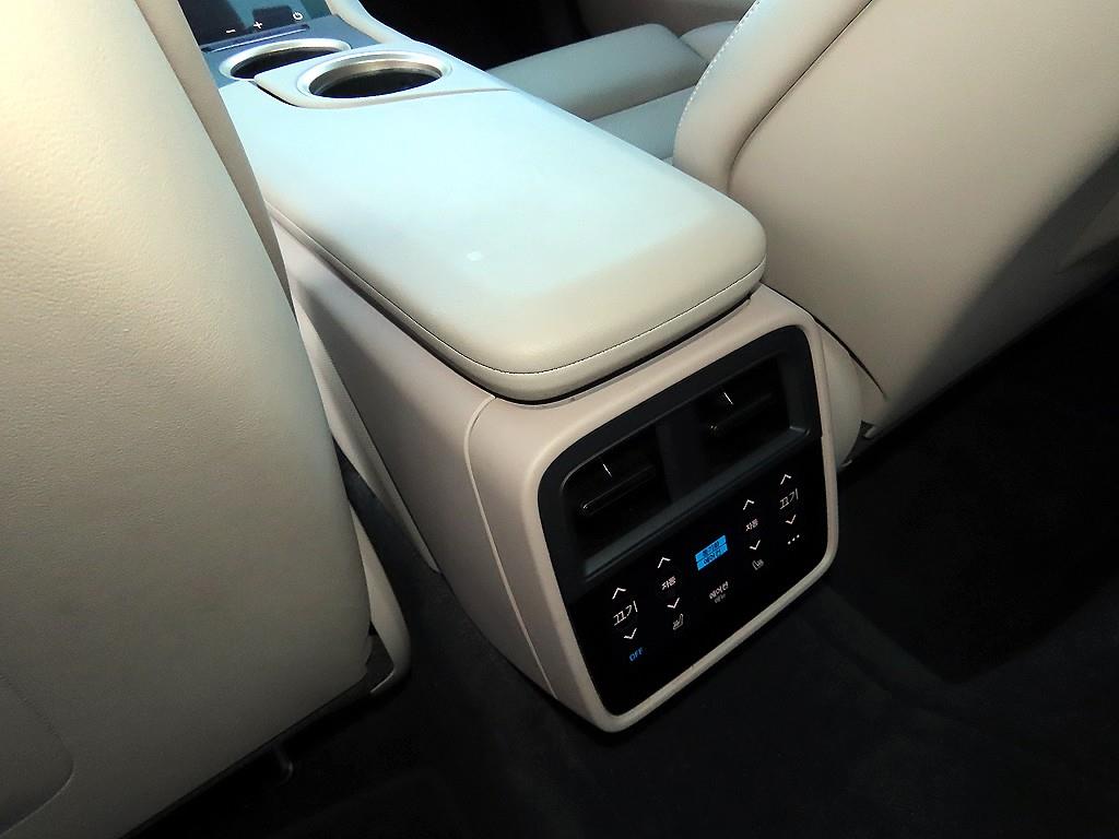 포르쉐 타이칸 EV - 이미지 19