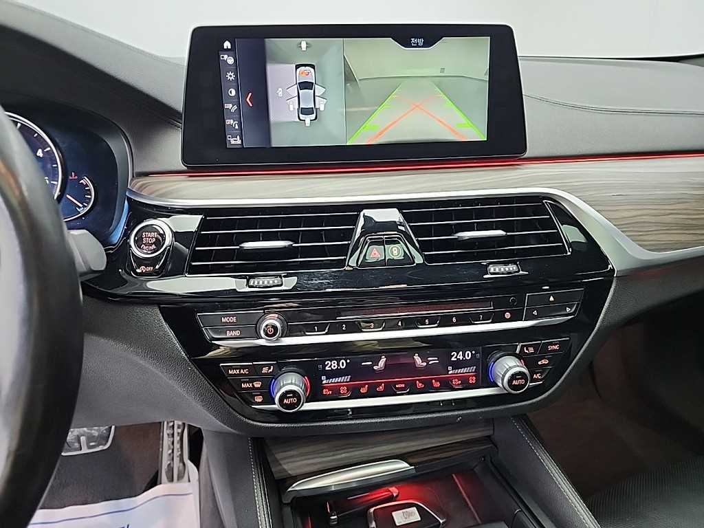 BMW 5시리즈(7세대) 520d M스포츠팩 플러스 - 이미지 11