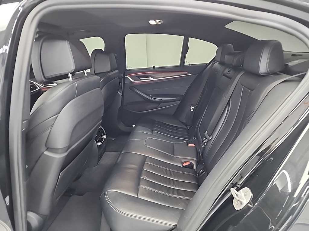 BMW 5시리즈(7세대) 520d M스포츠팩 플러스 - 이미지 17