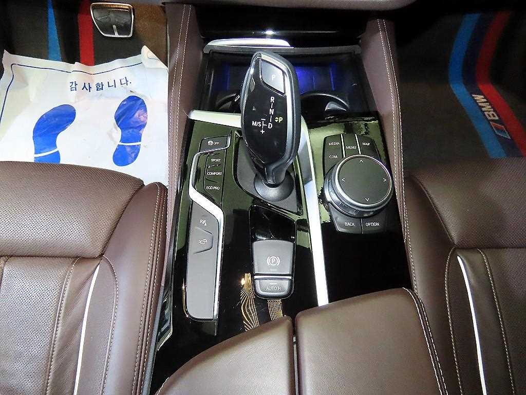 BMW 5시리즈(7세대) 530i M스포츠팩 플러스 - 이미지 3