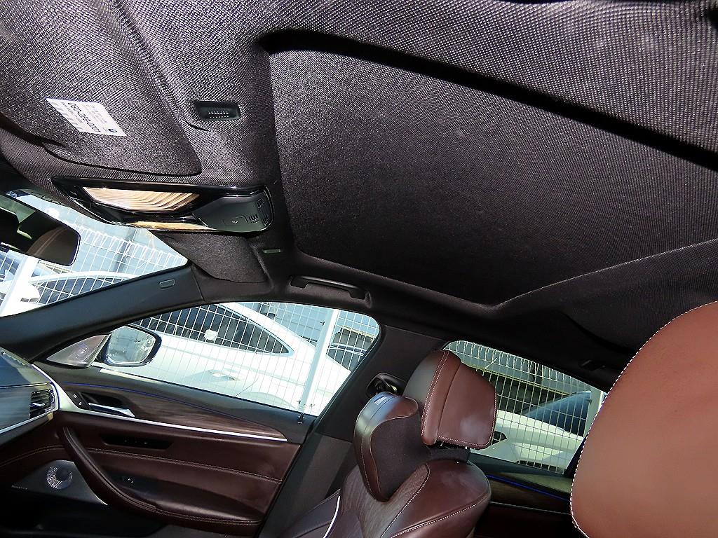 BMW 5시리즈(7세대) 530i M스포츠팩 플러스 - 이미지 17