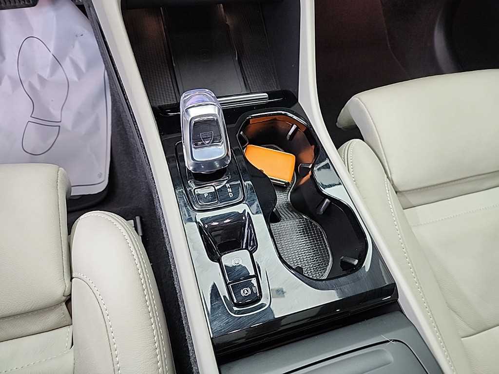 볼보 XC40 2.0 B4 AWD 얼티메이트 브라이트 - 이미지 15