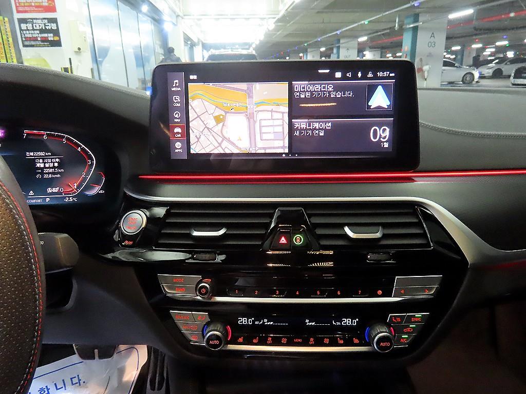 BMW 5시리즈(7세대) 520i M 스포츠팩 - 이미지 8