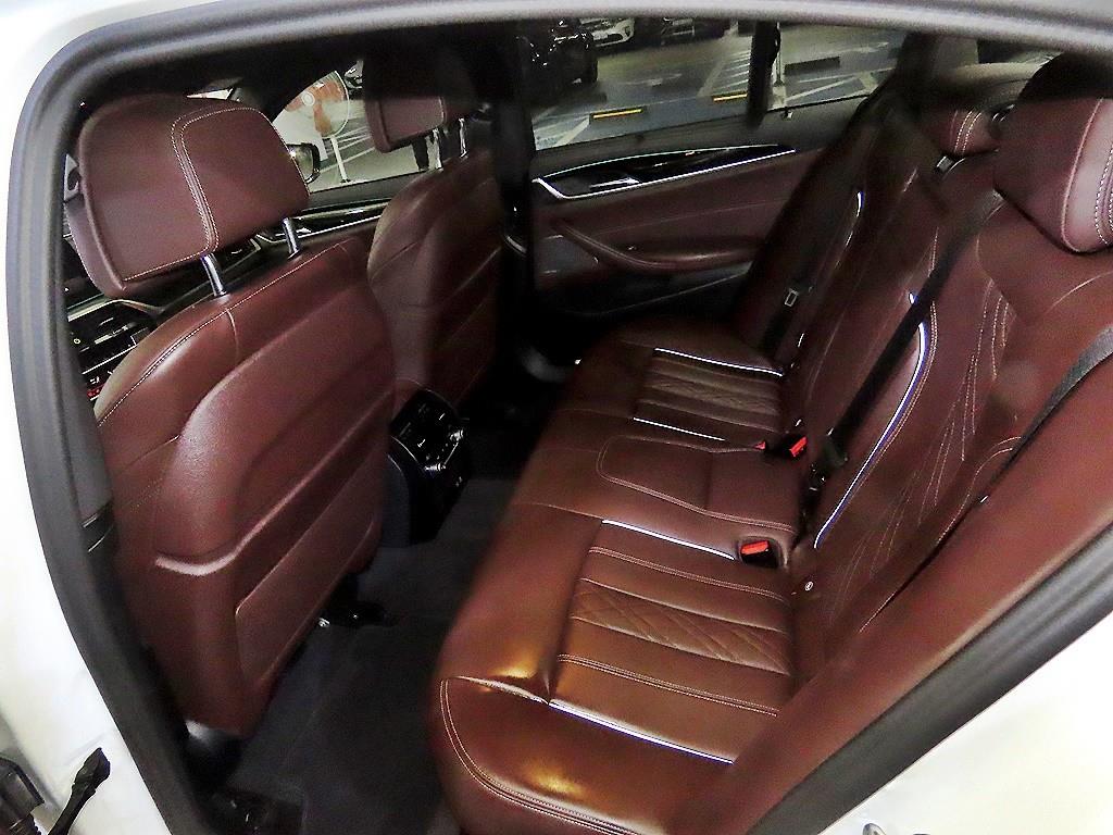 BMW 5시리즈(7세대) 530i xDrive M 스포츠팩 - 이미지 3