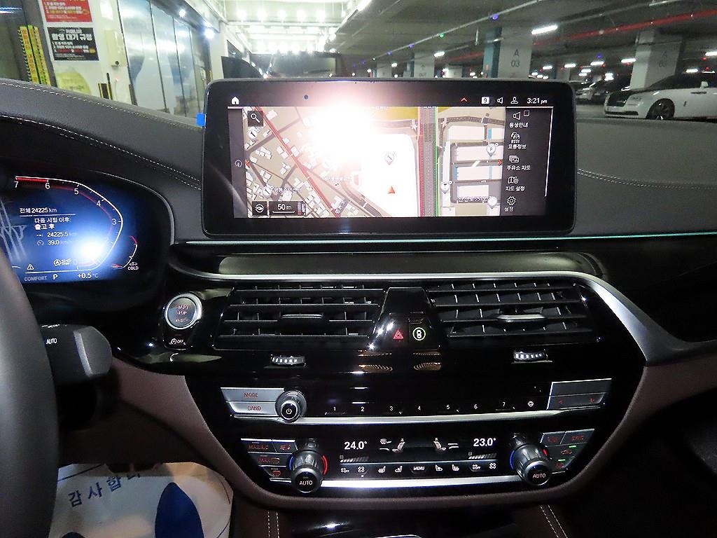 BMW 5시리즈(7세대) 530i xDrive M 스포츠팩 - 이미지 16