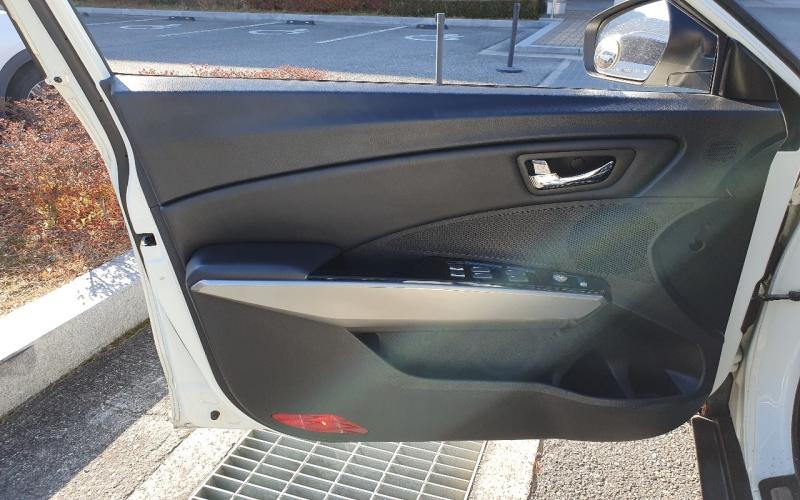 KG모빌리티(쌍용) 티볼리 가솔린 2WD LX 최고급형 - 이미지 3