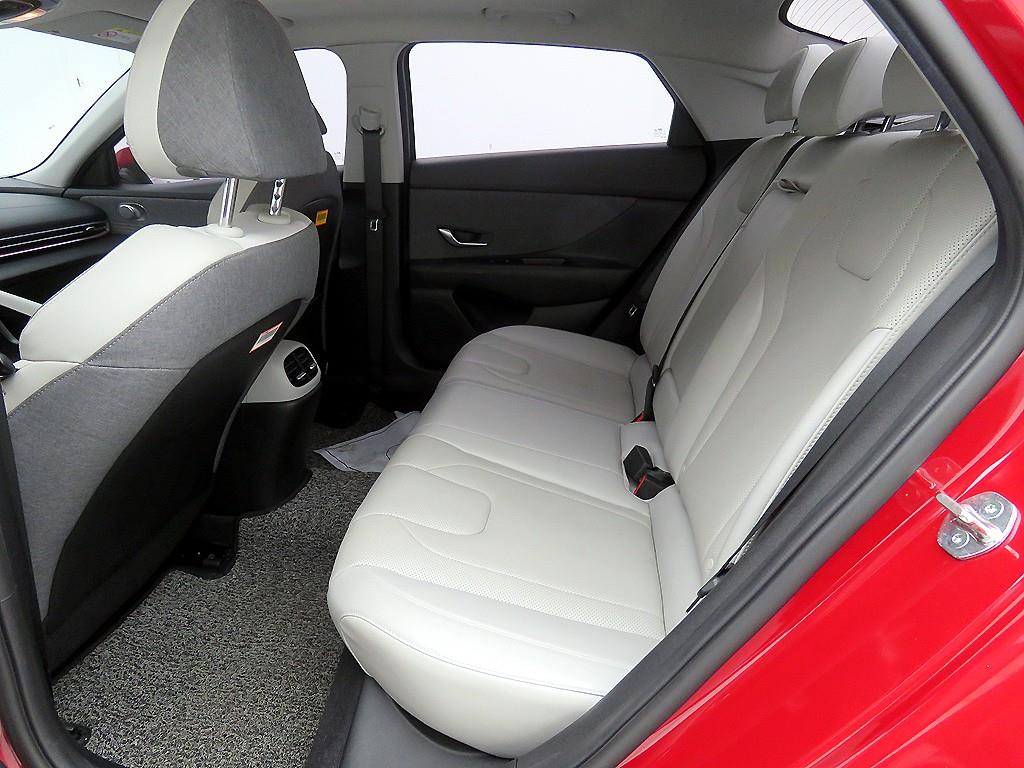 현대 아반떼(CN7) 1.6 가솔린 인스퍼레이션 - 이미지 3