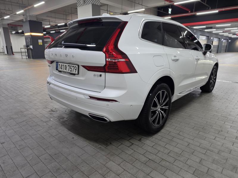 볼보 XC60(2세대) B5 AWD 인스크립션 - 이미지 3