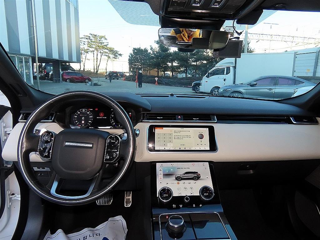 랜드로버 레인지로버 벨라 3.0 P380 SE R다이나믹 - 이미지 13