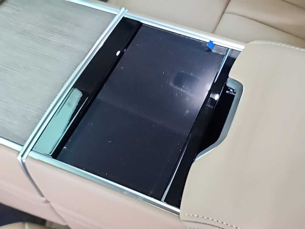 랜드로버 레인지로버(5세대) 4.4 P530 LWB 오토바이오그래피 - 이미지 11