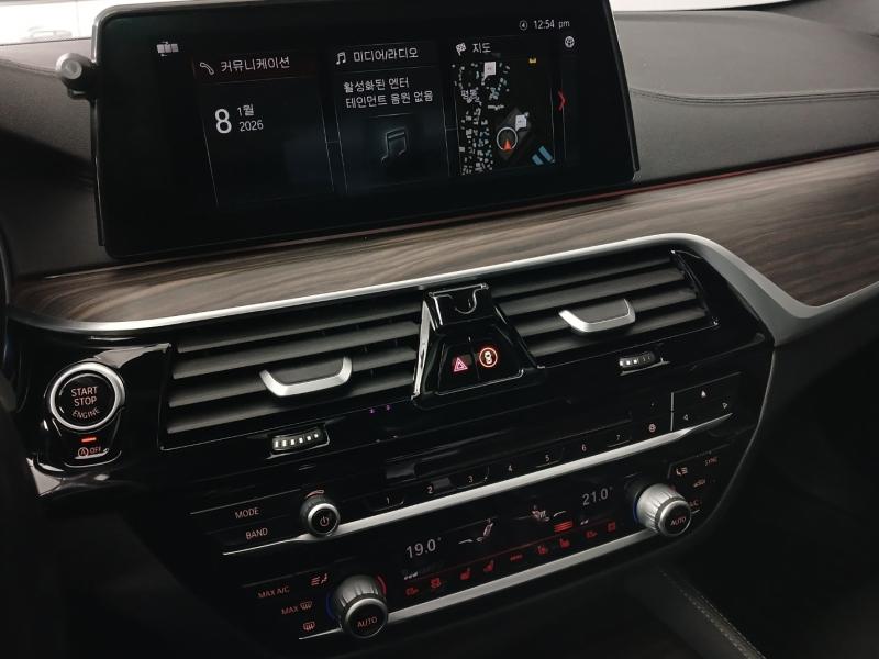 BMW 5시리즈(7세대) 530i xDrive M스포츠팩 플러스 - 이미지 12