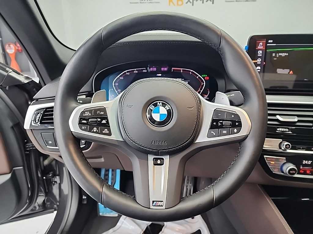 BMW 5시리즈(7세대) 530i M 스포츠팩 - 이미지 17