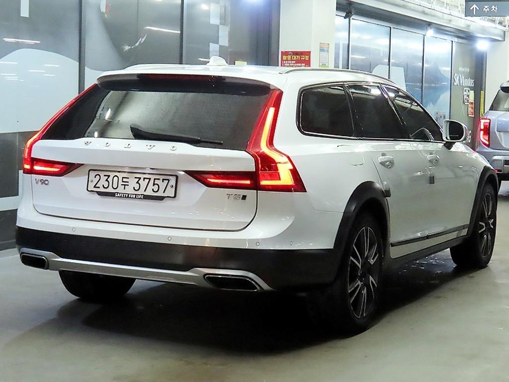 볼보 V90 크로스컨트리 2.0 T5 AWD 프로 - 이미지 11