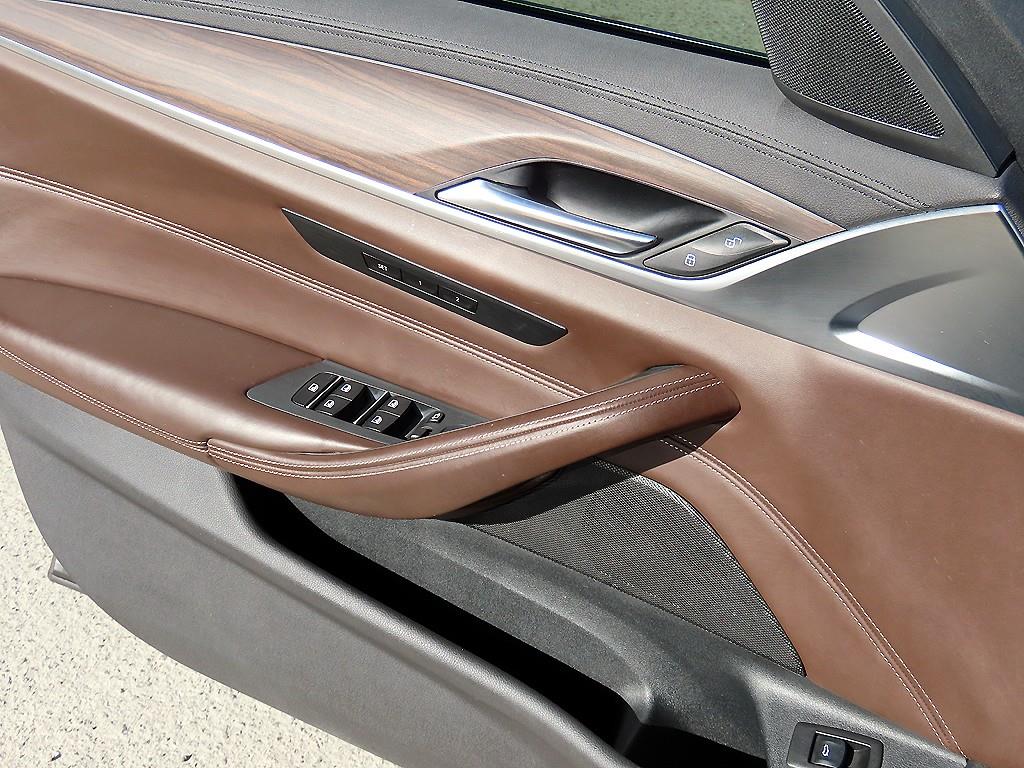 BMW 5시리즈(7세대) 530i xDrive 럭셔리 라인플러스 - 이미지 3