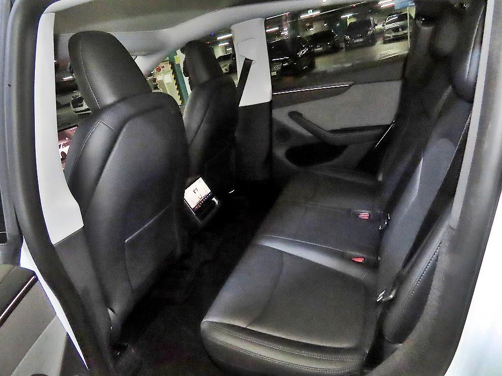 테슬라 모델 Y RWD - 이미지 11