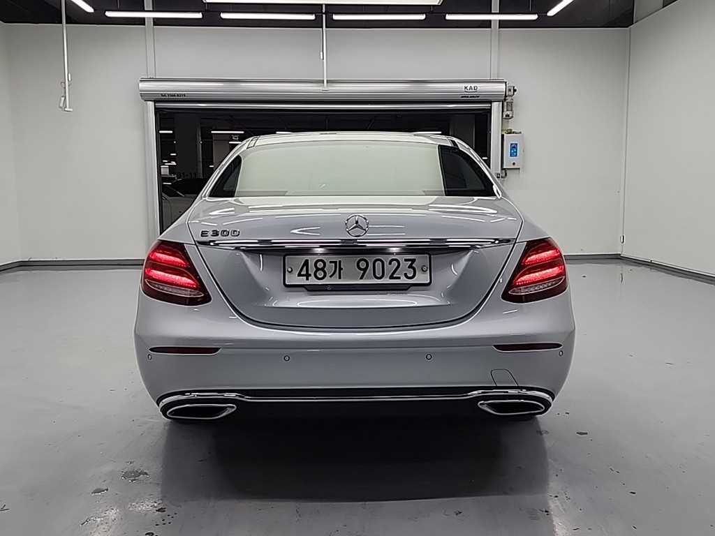 벤츠 E클래스(5세대) E220d 아방가르드 - 이미지 3