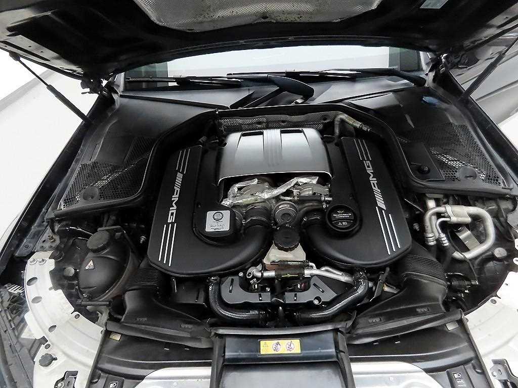 벤츠 C클래스(4세대) C63 AMG 쿠페 - 이미지 11