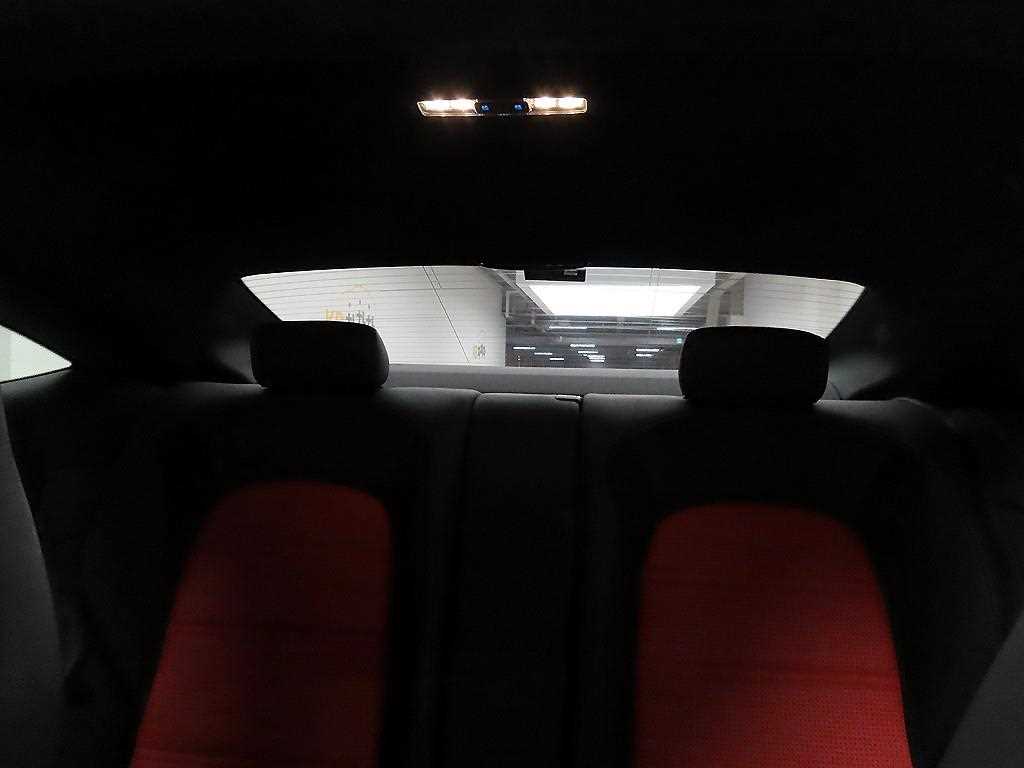 벤츠 C클래스(4세대) C63 AMG 쿠페 - 이미지 9