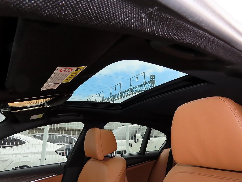 BMW 5시리즈(7세대) 520d xDrive M스포츠팩 플러스 - 이미지 3