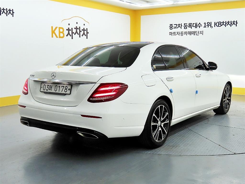 벤츠 E클래스(5세대) E300 아방가르드 나이트팩 - 이미지 4