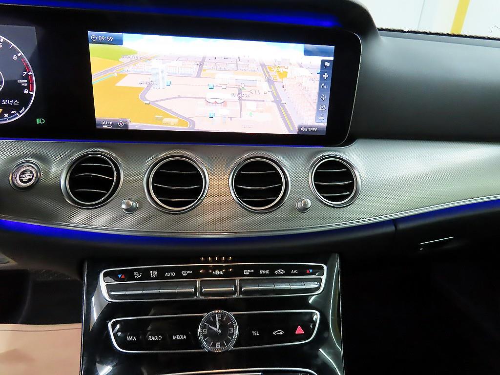 벤츠 E클래스(5세대) E300 아방가르드 나이트팩 - 이미지 12