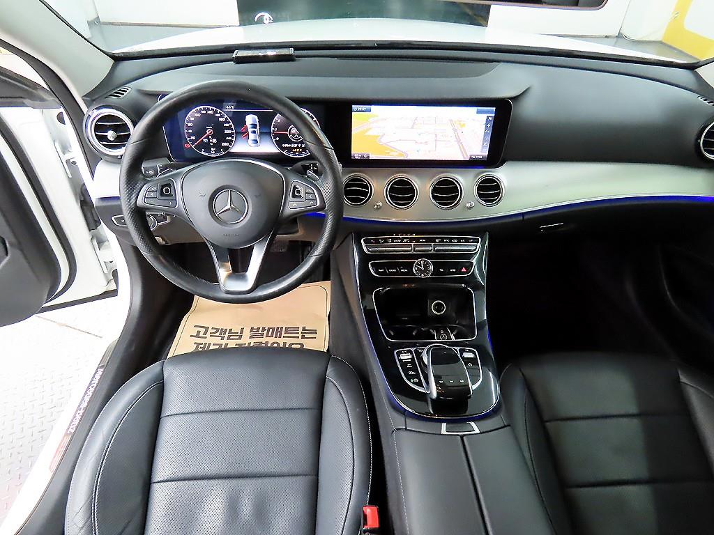 벤츠 E클래스(5세대) E300 아방가르드 나이트팩 - 이미지 17