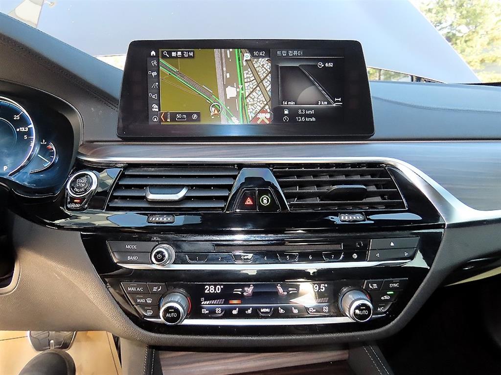 BMW 5시리즈(7세대) 520d M스포츠팩 플러스 - 이미지 12