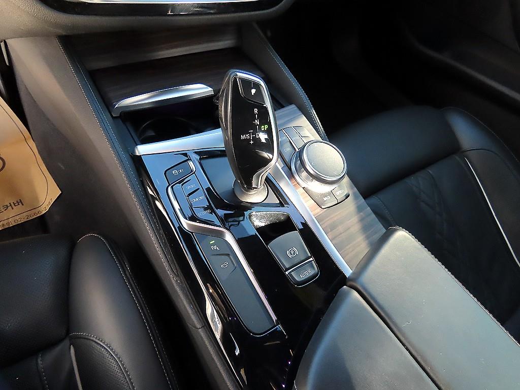 BMW 5시리즈(7세대) 520d M스포츠팩 플러스 - 이미지 3