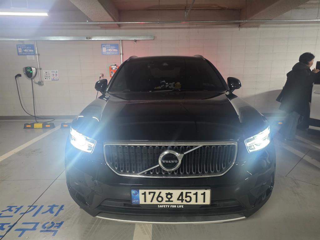 볼보 XC40 2.0 B4 AWD 모멘텀
