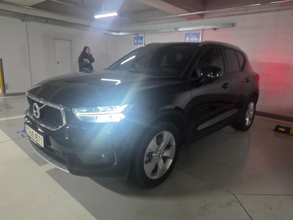 볼보 XC40 2.0 B4 AWD 모멘텀 - 이미지 5