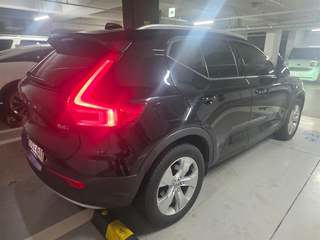 볼보 XC40 2.0 B4 AWD 모멘텀 - 이미지 13