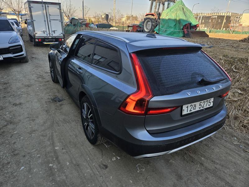 볼보 V90 크로스컨트리 2.0 T5 AWD 프로 - 이미지 3