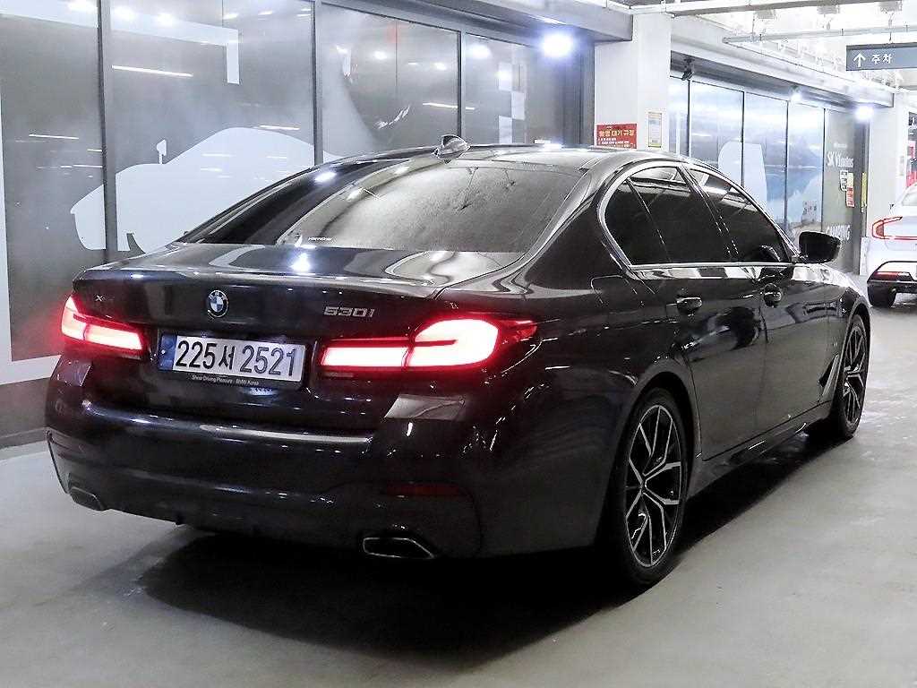 BMW 5시리즈(7세대) 530i xDrive M 스포츠팩 - 이미지 16
