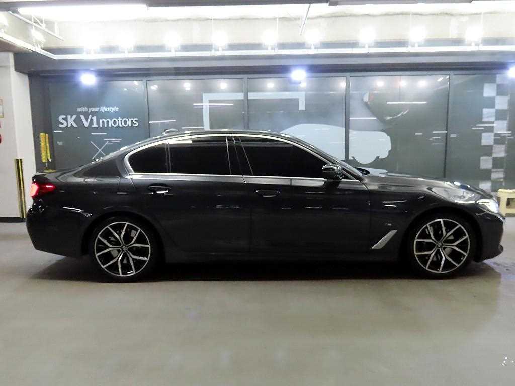 BMW 5시리즈(7세대) 530i xDrive M 스포츠팩 - 이미지 4