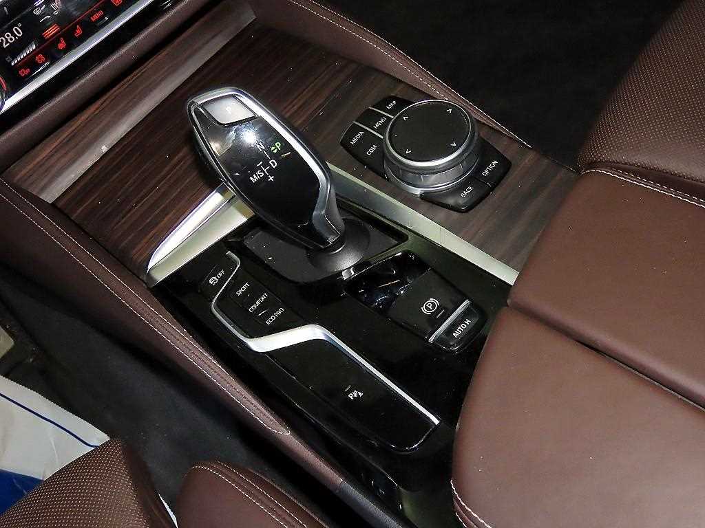 BMW 5시리즈(7세대) 530i xDrive M 스포츠팩 - 이미지 17