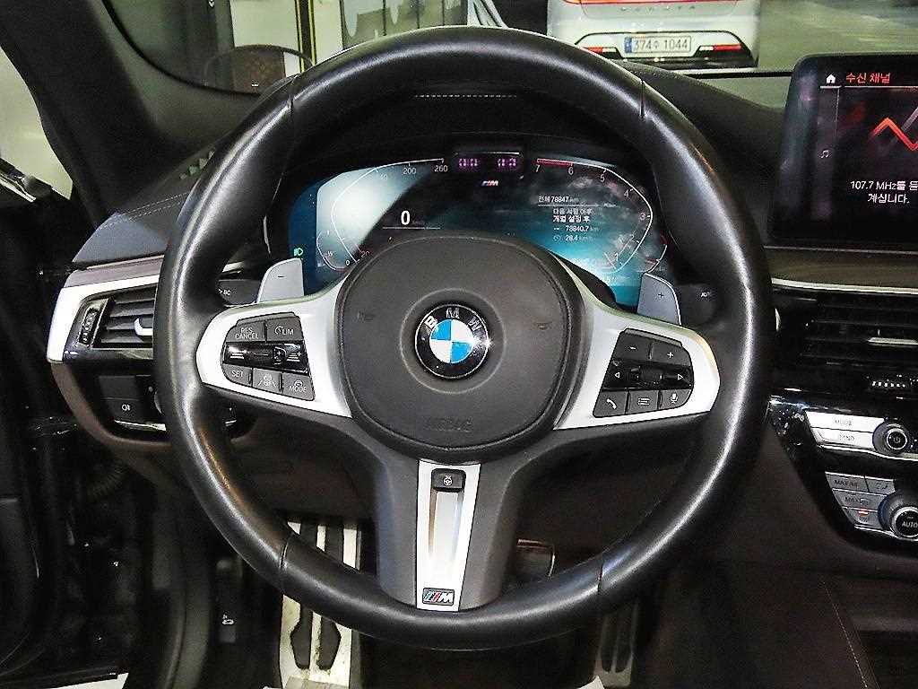 BMW 5시리즈(7세대) 530i xDrive M 스포츠팩 - 이미지 5