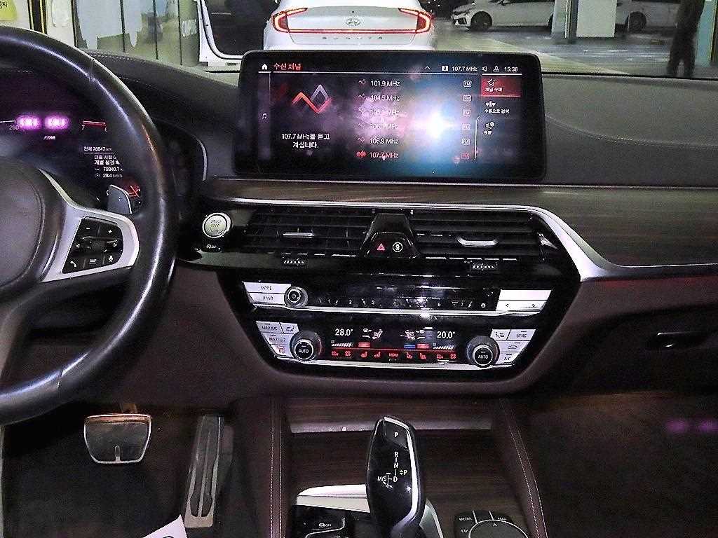 BMW 5시리즈(7세대) 530i xDrive M 스포츠팩 - 이미지 15