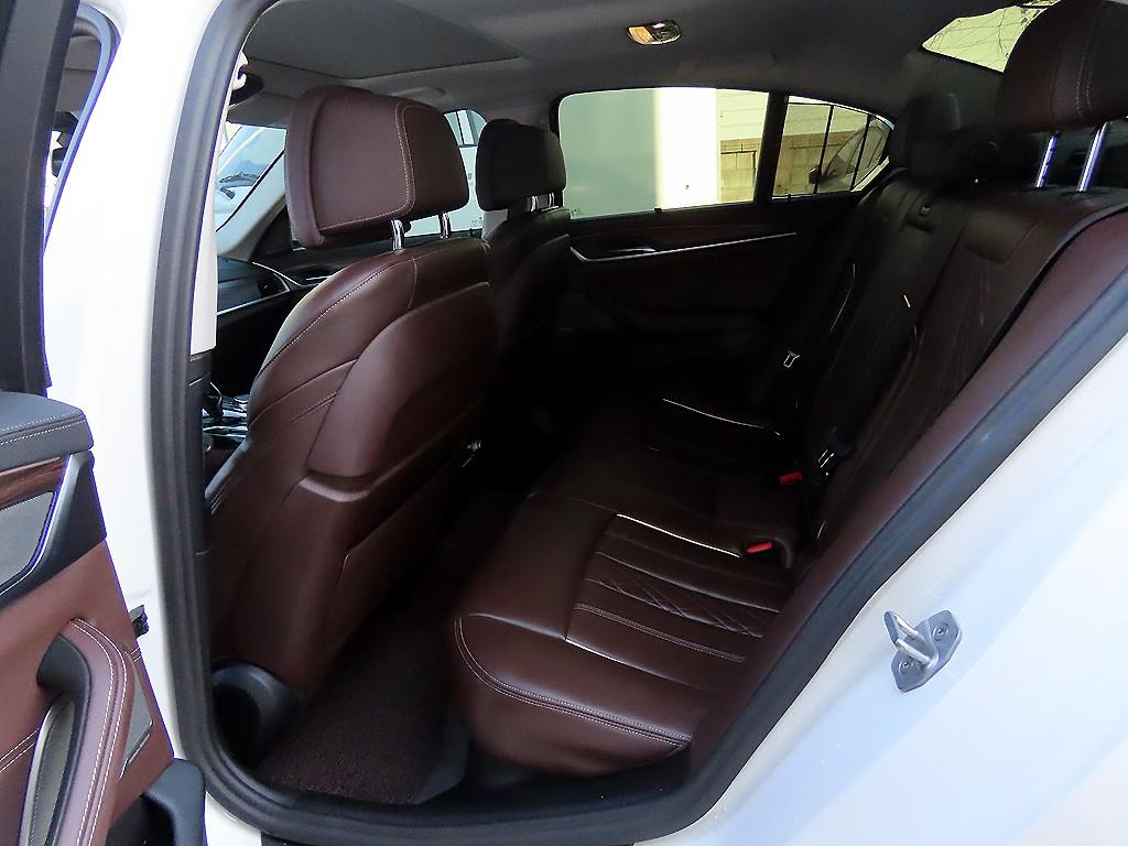 BMW 5시리즈(7세대) 530e 럭셔리 - 이미지 13