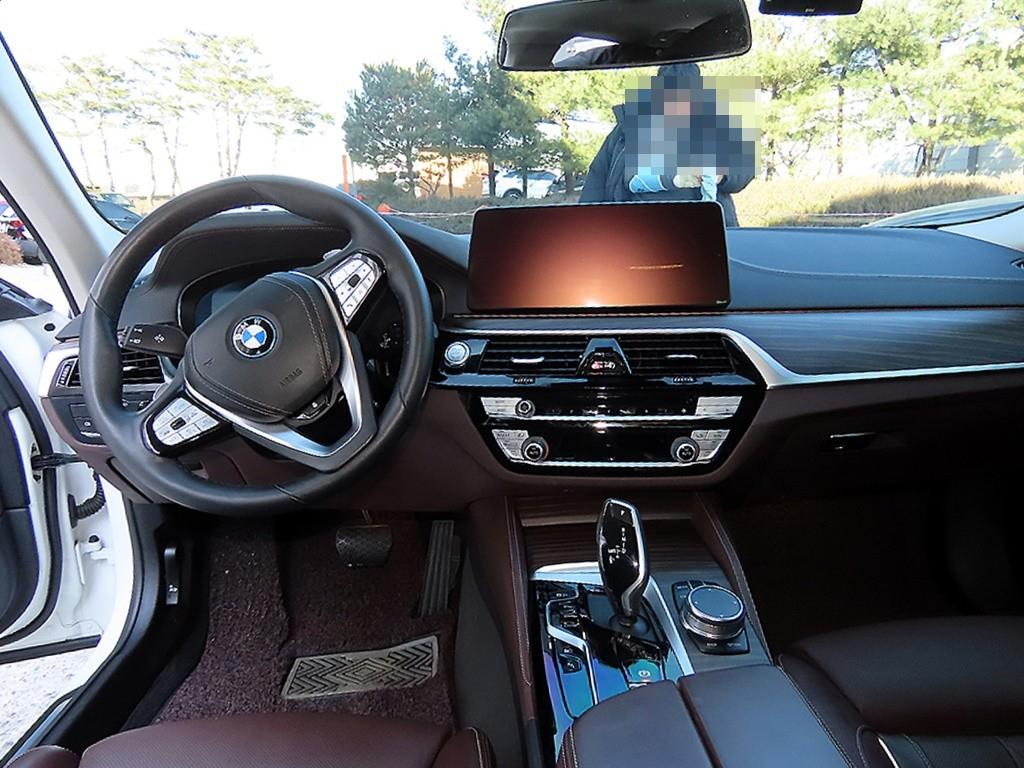 BMW 5시리즈(7세대) 530e 럭셔리 - 이미지 7