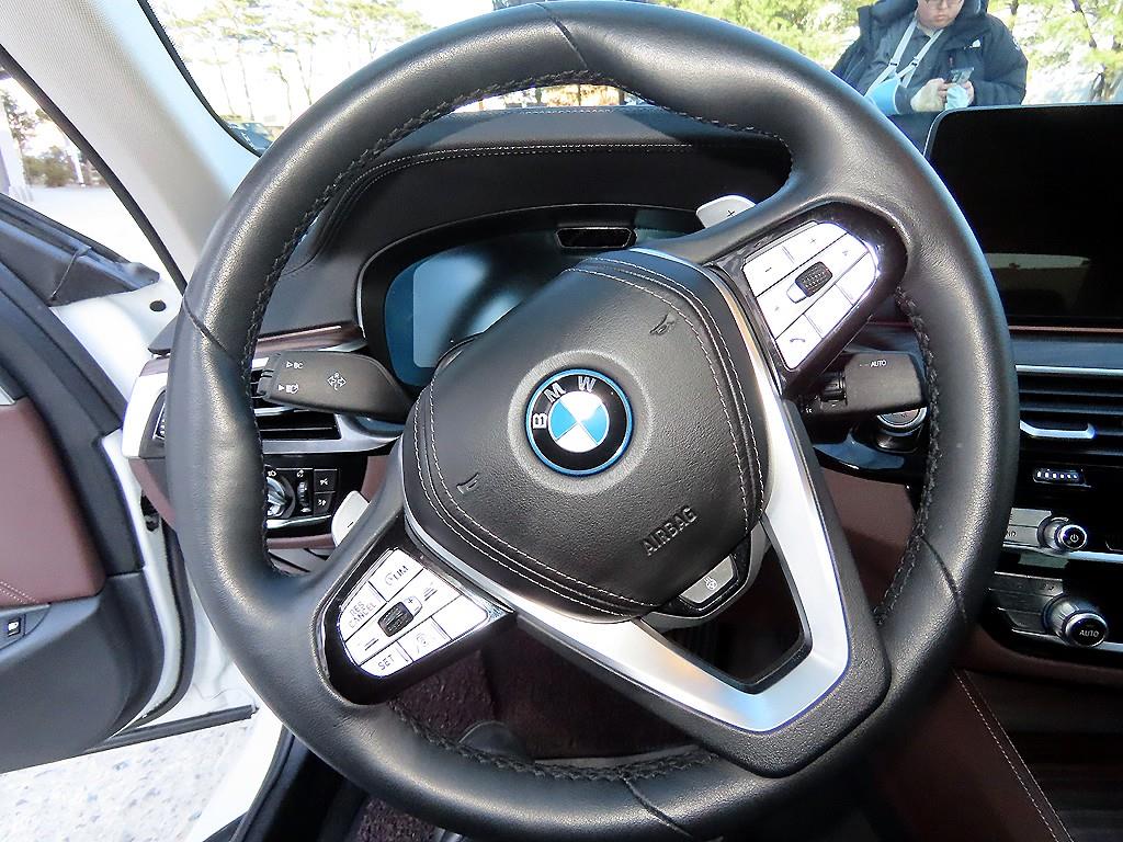 BMW 5시리즈(7세대) 530e 럭셔리 - 이미지 15