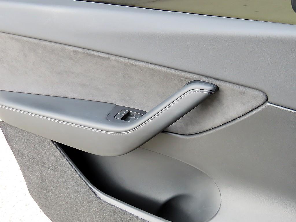 테슬라 모델 Y AWD 롱 레인지 - 이미지 20